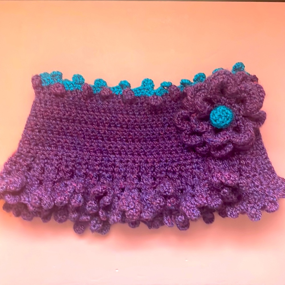 Brand new, never worn, knit collar w/ detachable floral pin. Unbelievably soft.